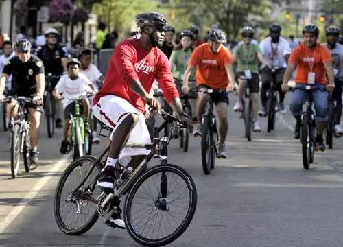 勒布朗詹姆斯成名前的故事 (勒布朗詹姆斯感人故事)