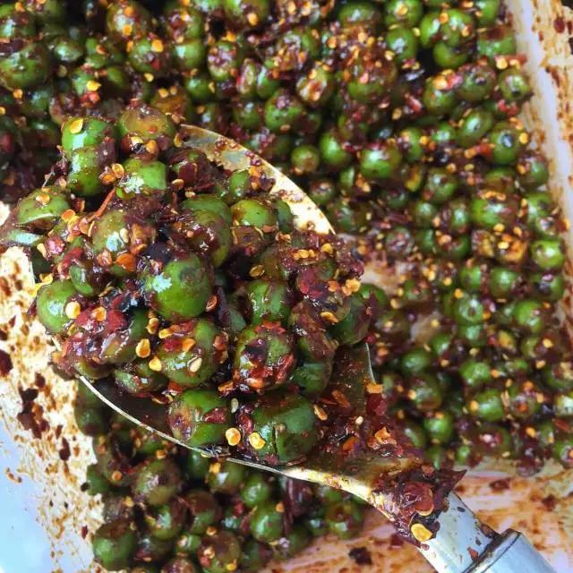 水果蘸着盐巴、辣椒吃,泡酒喝,云南人吃水果的姿势太丰富多彩了