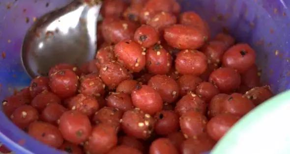 水果蘸着盐巴、辣椒吃,泡酒喝,云南人吃水果的姿势太丰富多彩了