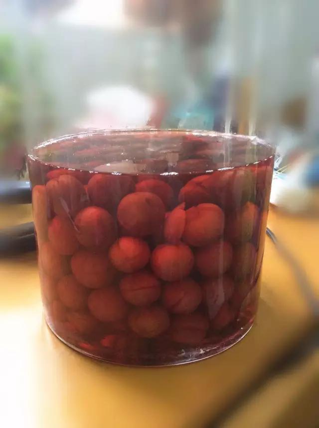 水果蘸着盐巴、辣椒吃,泡酒喝,云南人吃水果的姿势太丰富多彩了