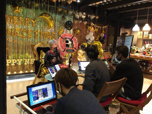 豪华直播设备打底专业团队神辅助王蓉一出手就要当花椒一姐