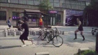 这根本不是摄影师,我觉得这可以跟奥运冠军比拼了!