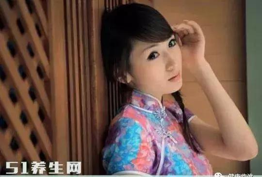 指甲有凹陷是什么原因引起的,中指甲凹陷是什么原因引起的