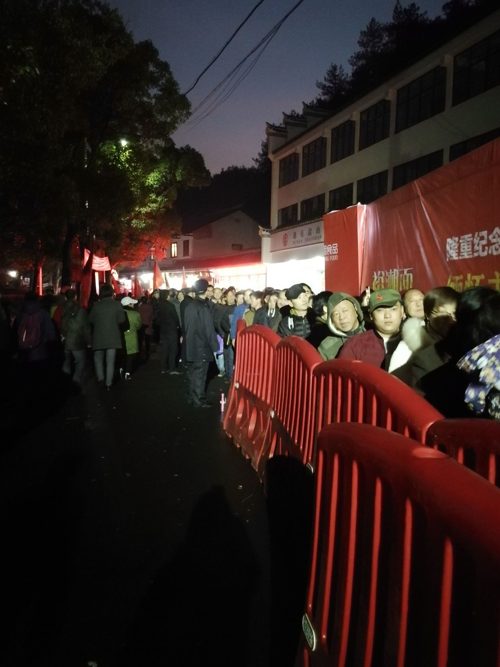 韶山前来瞻仰的人山人海,韶山游客中心人山人海