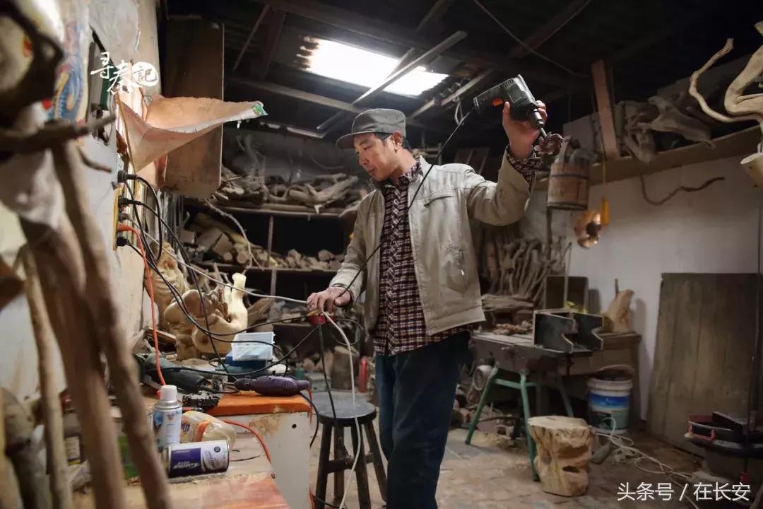 陕北男子遇车祸重伤白手起家做根雕月入3万