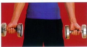 哑铃练胸的正确锻炼方法视频,正确使用哑铃健身的方法