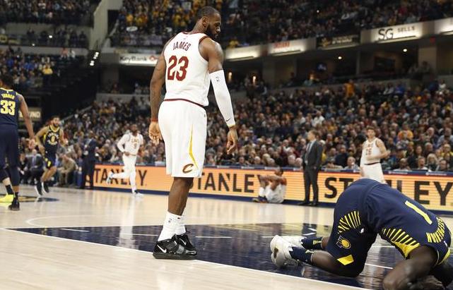 波波奥尼尔开场犯规,奥尼尔单挑波波维奇