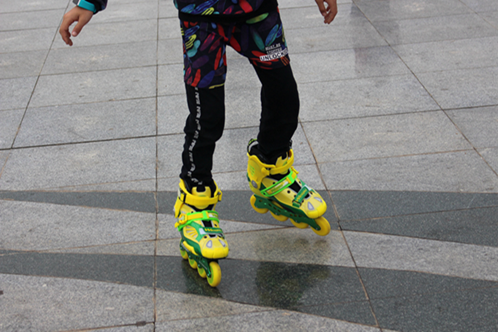 爱运动少年必备？纬球星动跃轮滑鞋：旋转腾挪，自在如风