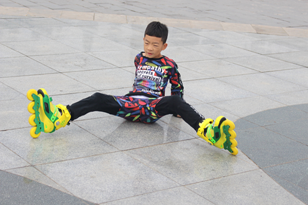 爱运动少年必备？纬球星动跃轮滑鞋：旋转腾挪，自在如风