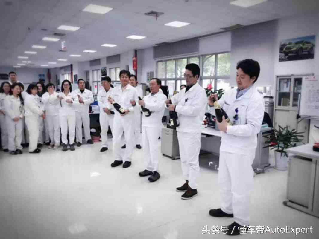 凯迪拉克中控屏幕自己爆了,凯迪拉克中控屏爆裂