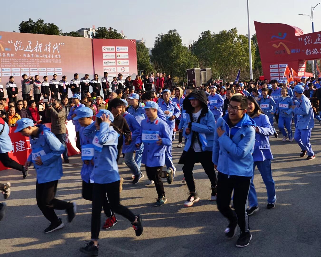 韶山前来瞻仰的人山人海,韶山游客中心人山人海