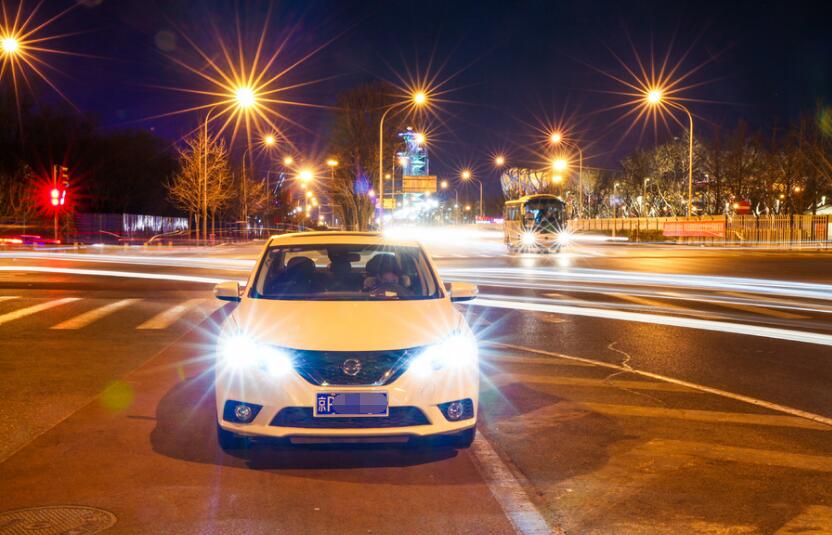 圣诞节热恋生活日记，开着轩逸陪女朋友搜集北京的圣诞树