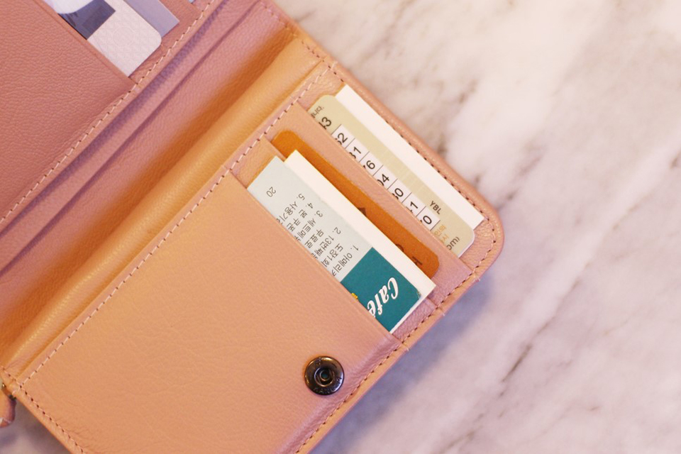 女士钱包选什么颜色会发财,女士一般用什么颜色的钱包好风水