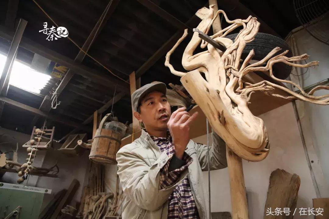 陕北男子遇车祸重伤白手起家做根雕月入3万