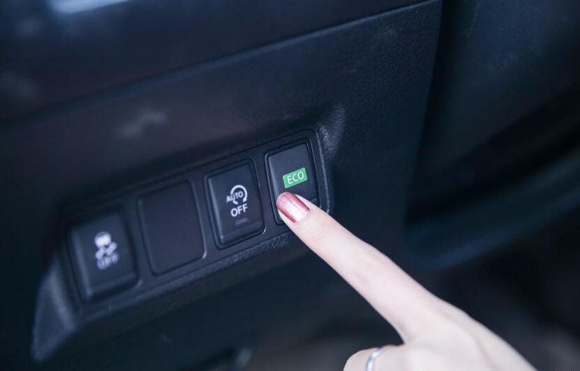 圣诞节热恋生活日记，开着轩逸陪女朋友搜集北京的圣诞树