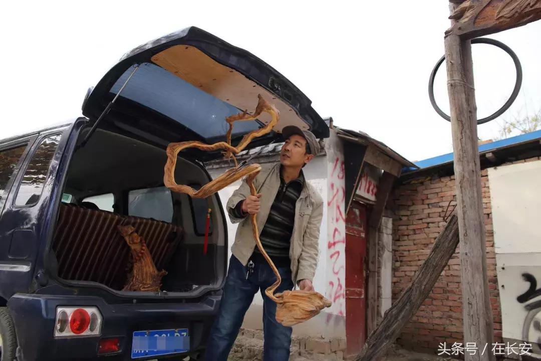 陕北男子遇车祸重伤白手起家做根雕月入3万