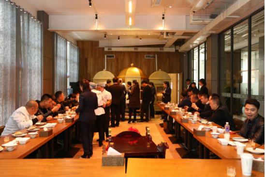 牛人发明烧烤神器,民间小伙自制多功能烧烤炉