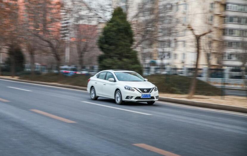 圣诞节热恋生活日记，开着轩逸陪女朋友搜集北京的圣诞树