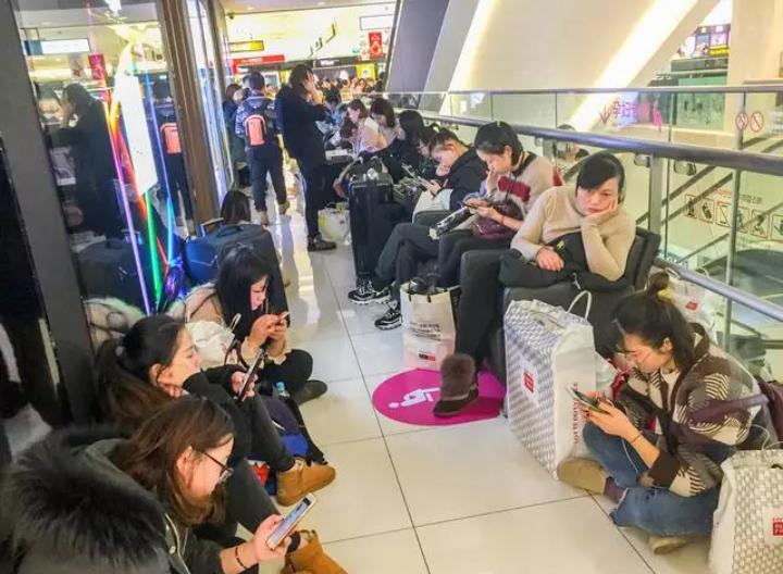 中国游客在日本疯狂购物,中国游客去日本韩国买东西