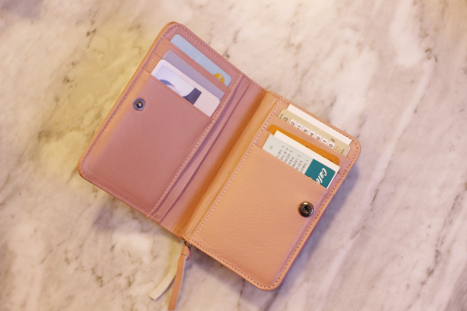 女士钱包选什么颜色会发财,女士一般用什么颜色的钱包好风水