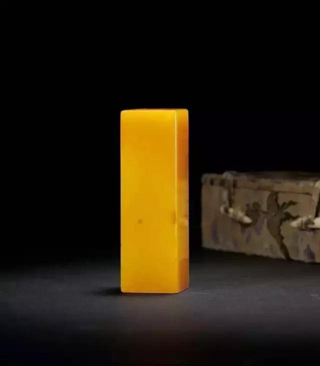 田黄石印章鉴别方法及价格,田黄石素面六面小印章价值