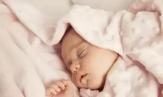 宝宝睡反觉白天叫不醒怎么办,孩子把觉睡反了怎样才能纠正回来