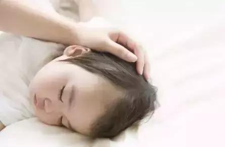 宝宝睡反觉白天叫不醒怎么办,孩子把觉睡反了怎样才能纠正回来