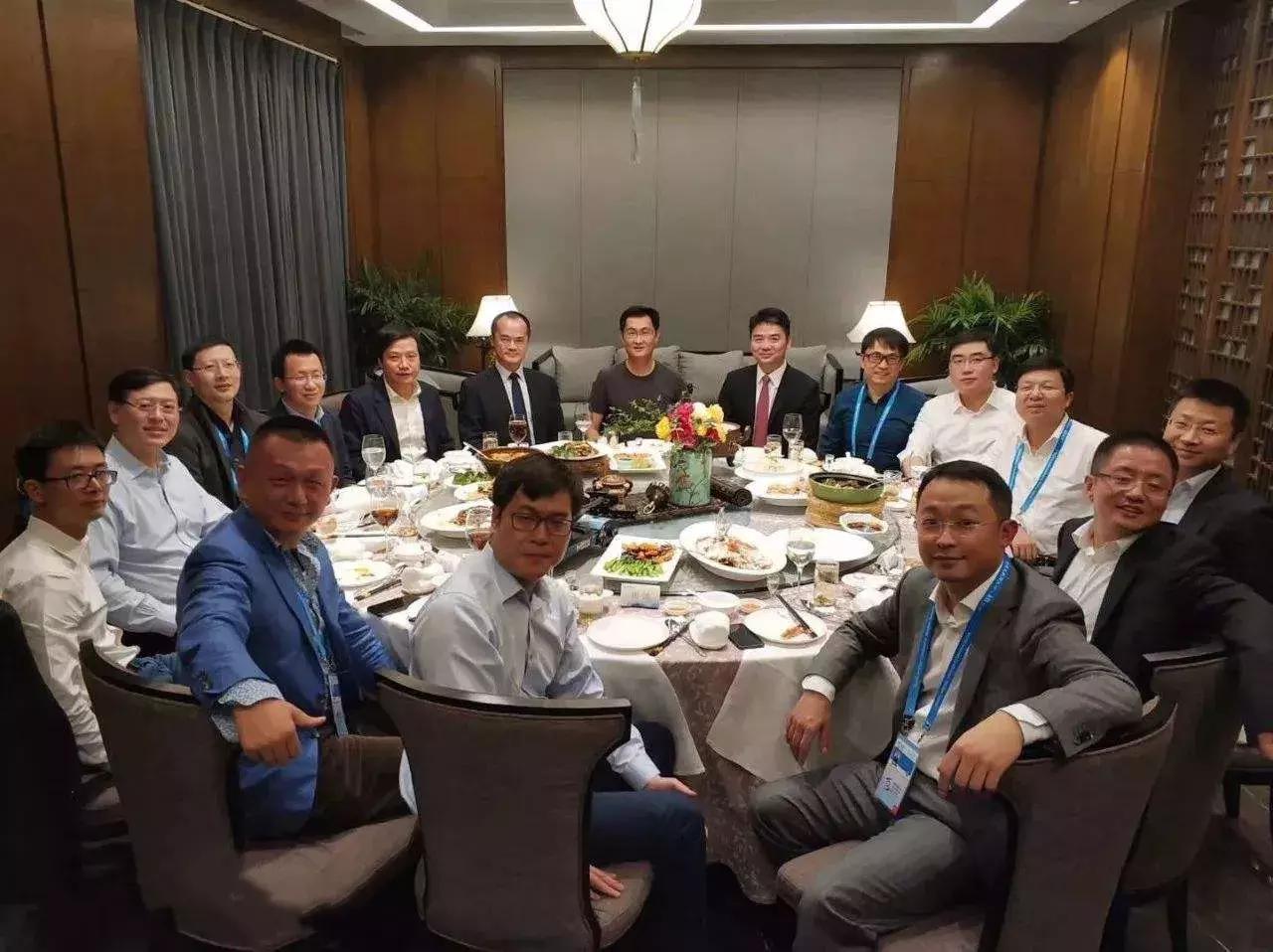 马云的2017：墙外开花，墙内受敌，能否继续笑傲江湖？｜艾问人物