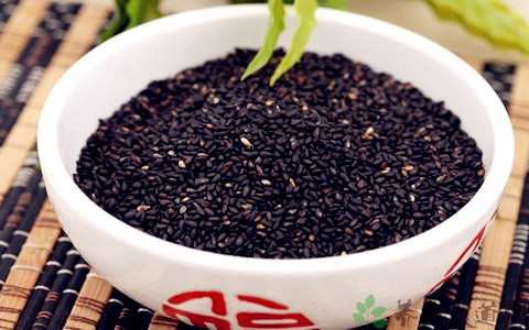 怎么知道少白头是由疾病引起的,男生少白头是什么原因造成的