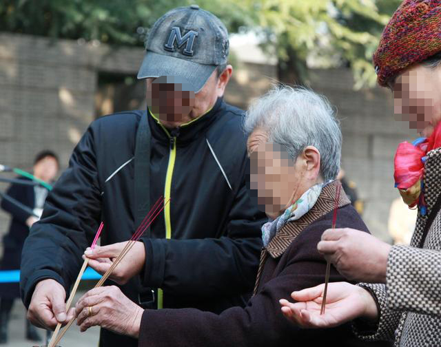 为治头皮型银屑病，小女孩剃光头，这下真的好了！