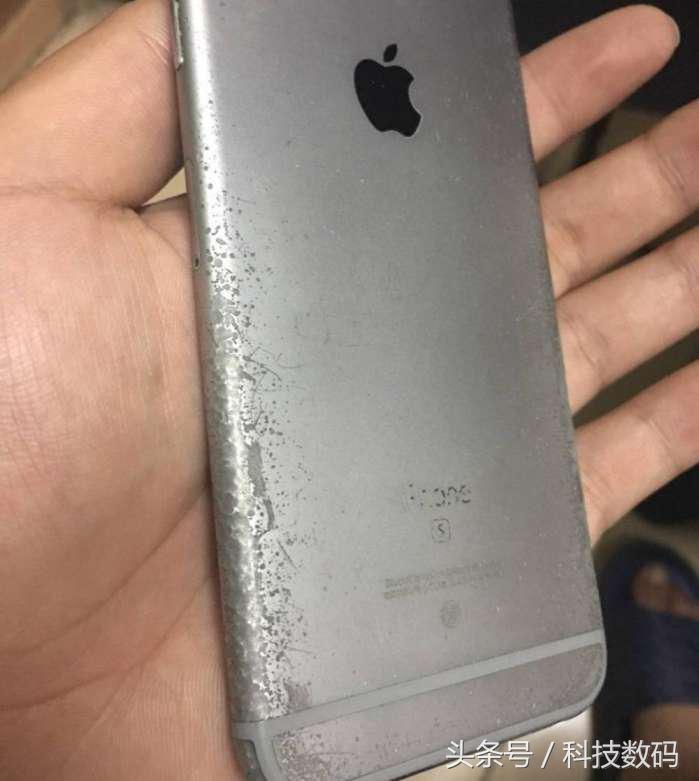 网友:我有一双硫酸手,苹果手机也挡不住!