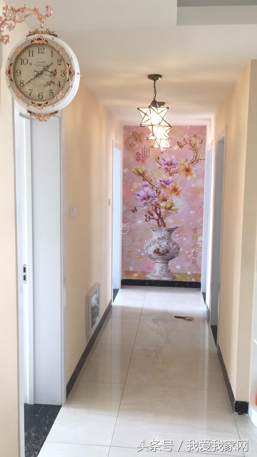 刚装完的学区房，走廊吊灯的浪漫全毁电视背景墙和走廊墙纸上了