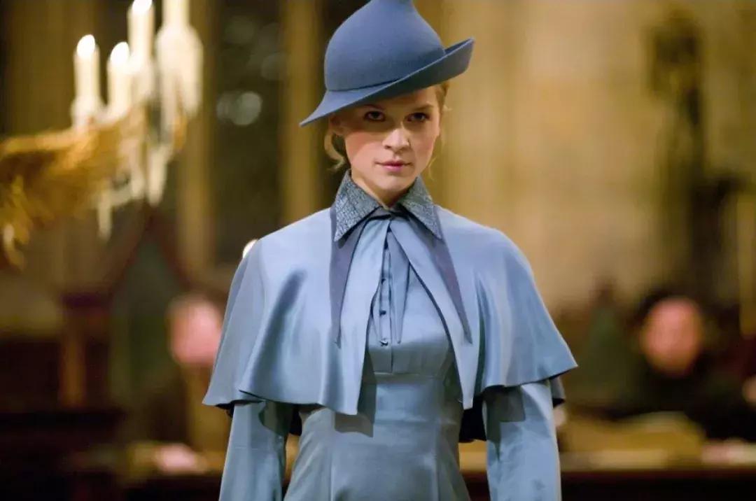 魔法学院的校服长什么样,魔法学院的校服推荐