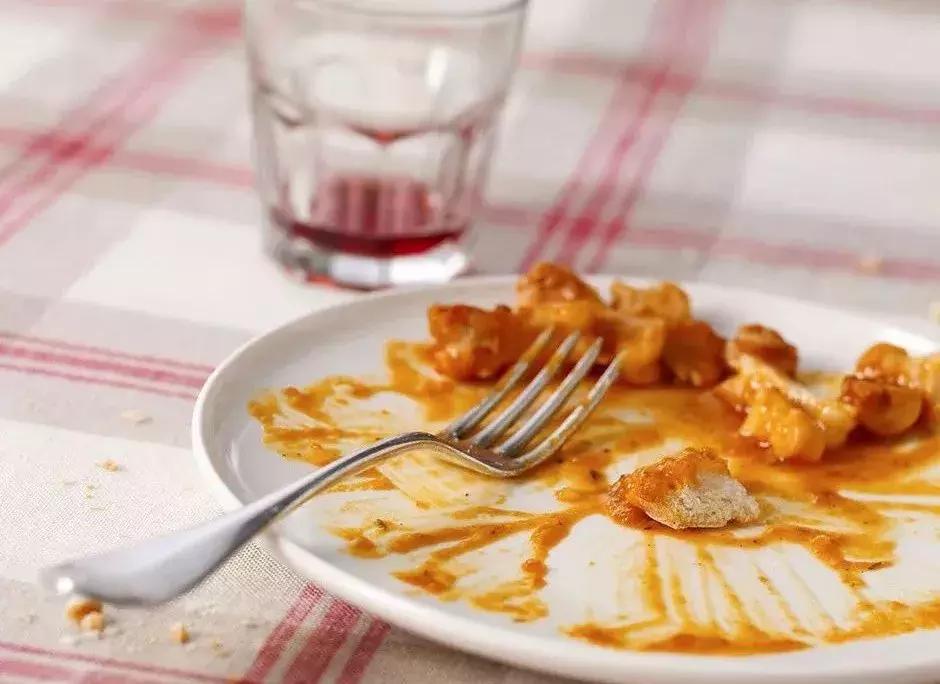 剩菜超过多长时间就不能吃了,剩菜在铁锅里放多久才不能吃