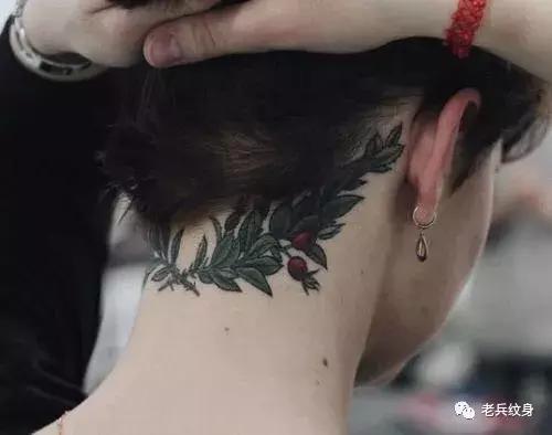 颈部纹身全过程,那些超酷的颈部纹身