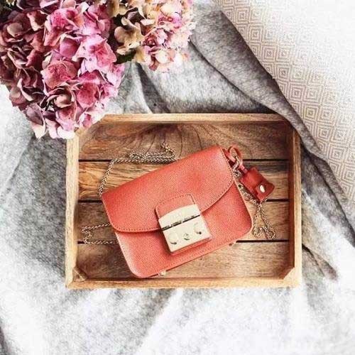 用一样东西完美宣示意大利的纯正血统,这款包包再适合不过啦~