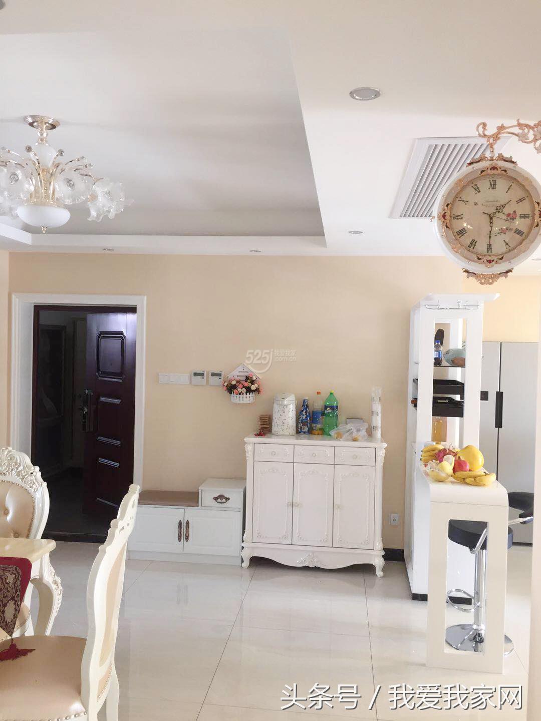 刚装完的学区房，走廊吊灯的浪漫全毁电视背景墙和走廊墙纸上了