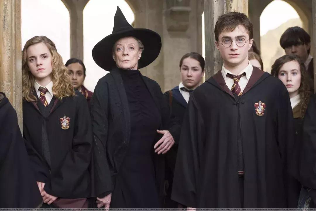 魔法学院的校服长什么样,魔法学院的校服推荐