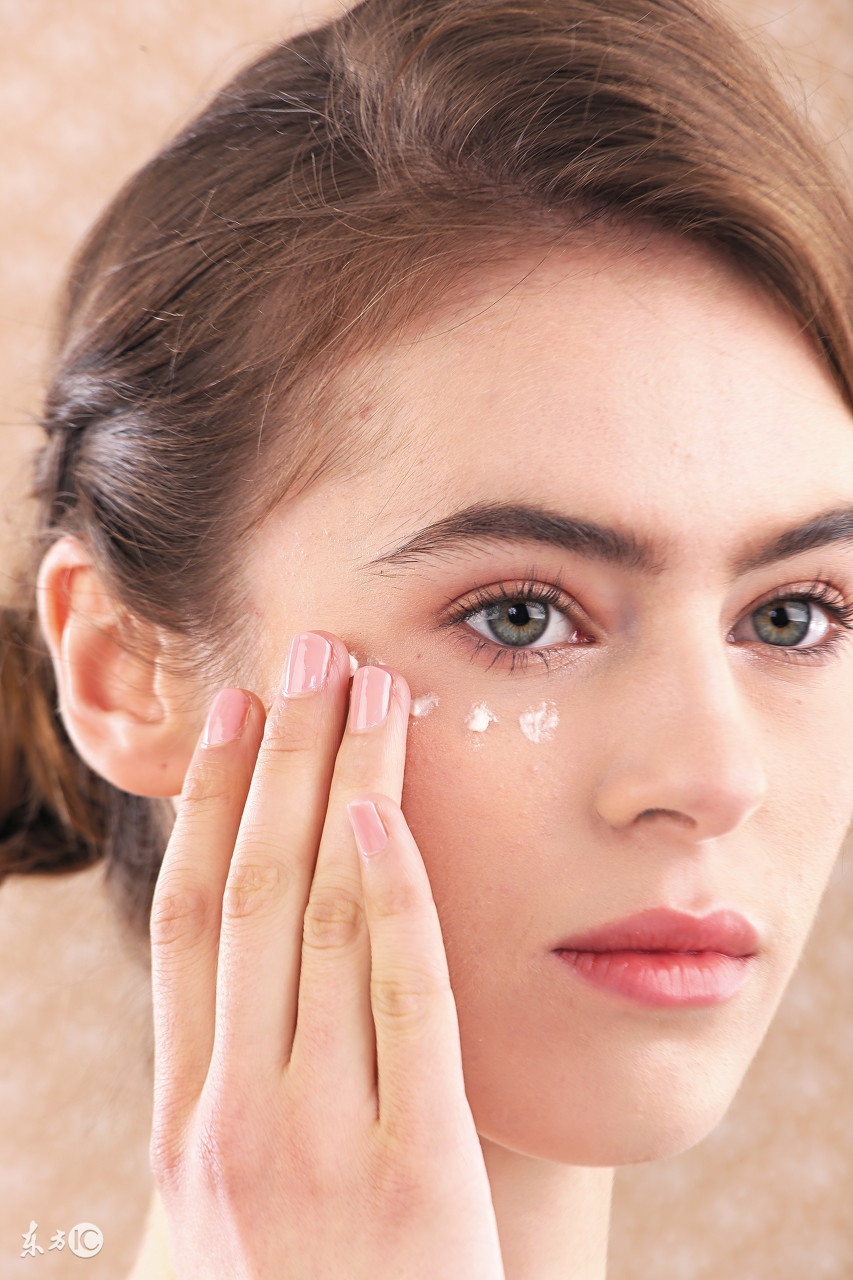 皮肤干燥起皮屑用什么保湿乳液,女性冬季皮肤干燥用精油保湿好吗