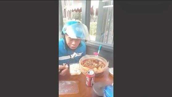 外卖小哥送餐途中才发现忘取餐了,外卖小哥送餐悲惨时刻