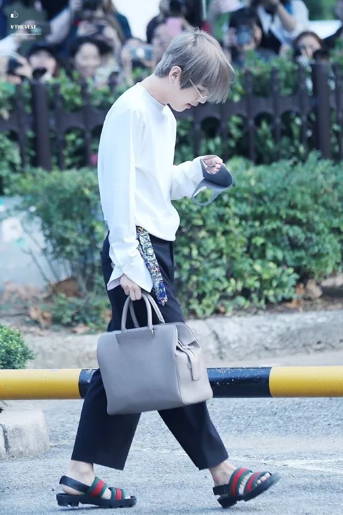 金泰亨生日快乐q版,金泰亨祝福别人生日快乐视频