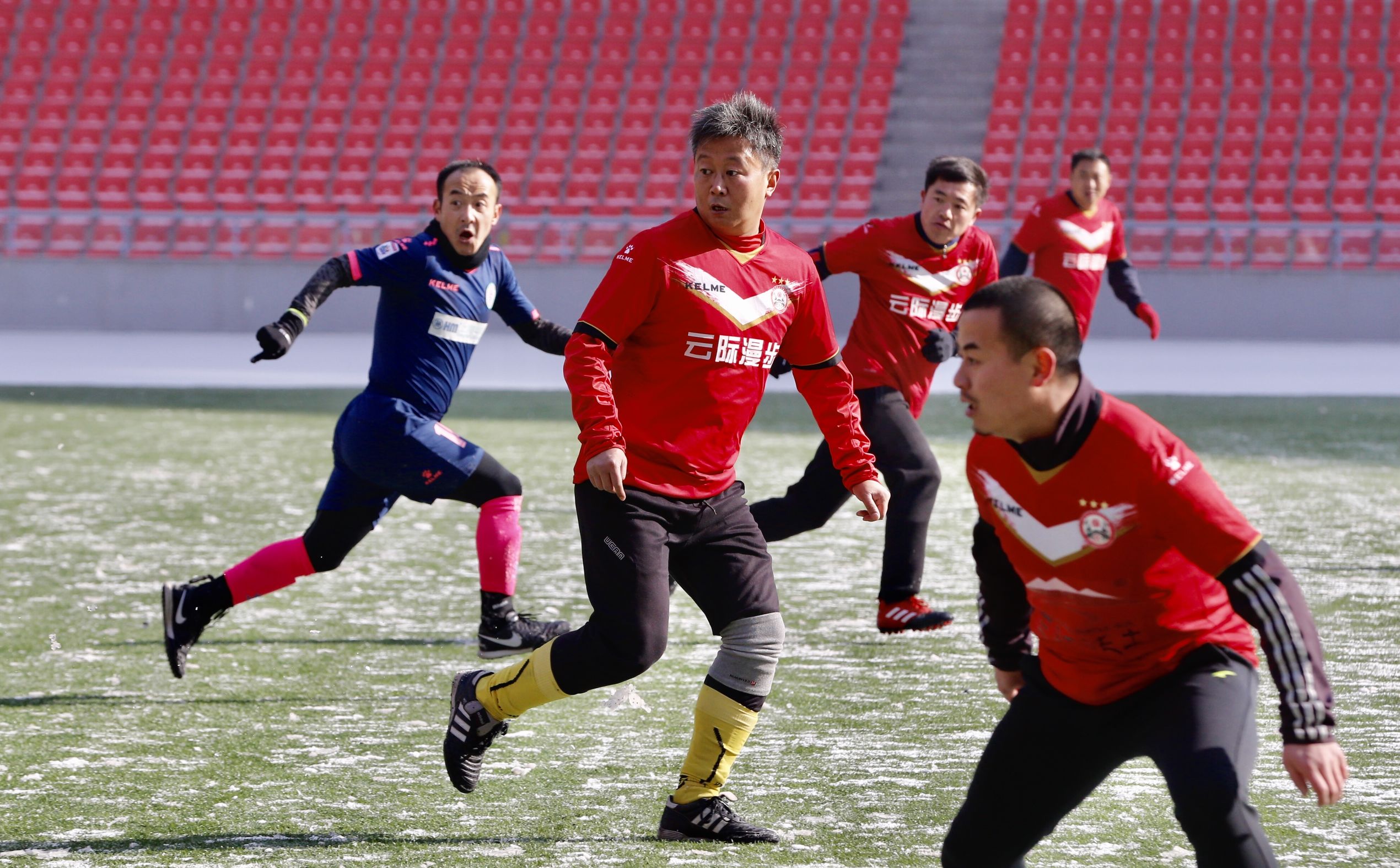 西宁市“湖源牧业·贺岁杯”足球赛激情开赛，青海红花蝉联冠军