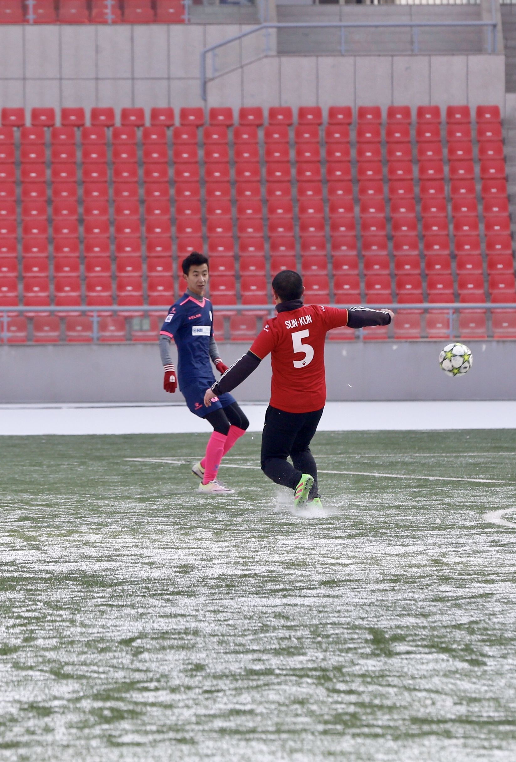 西宁市“湖源牧业·贺岁杯”足球赛激情开赛，青海红花蝉联冠军