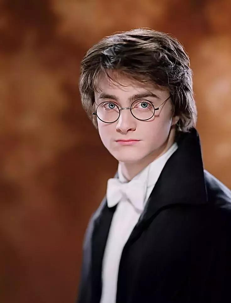 魔法学院的校服长什么样,魔法学院的校服推荐