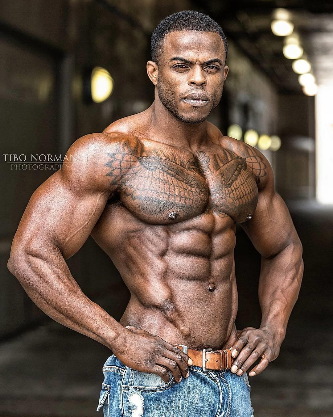 哑铃练胸的正确锻炼方法视频,正确使用哑铃健身的方法