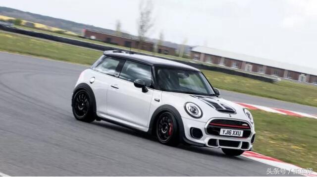 19年思域掀背版和三厢版对比,两厢思域和一般的思域有什么区别