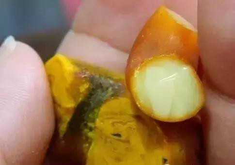 璞缘琥珀坊:碰到这么逼真的“二代蜜蜡”该如何避免吃药?