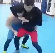 被比你高壮的人掐住脖子时你该怎么应对