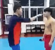 被比你高壮的人掐住脖子时你该怎么应对