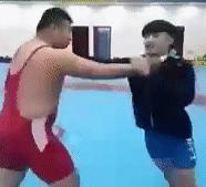 被比你高壮的人掐住脖子时你该怎么应对